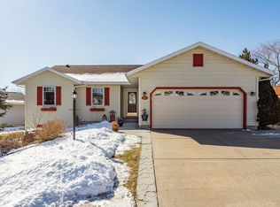 301 Valley Glen Ct, Baraboo, WI 53913