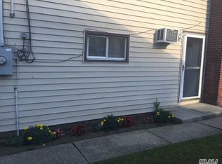 8 Westminster Ln, West Islip, NY 11795