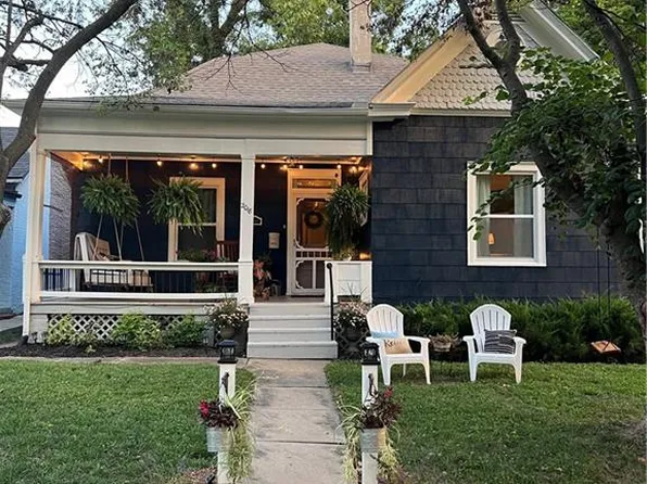 2018 South St, Lexington, MO 64067