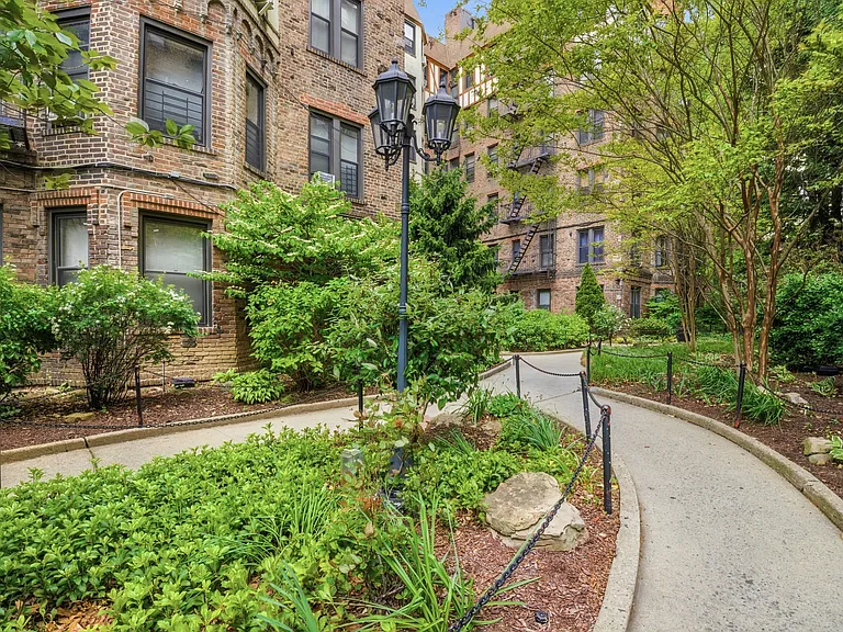 762 Brady Ave #BASEMENT — Photo 11