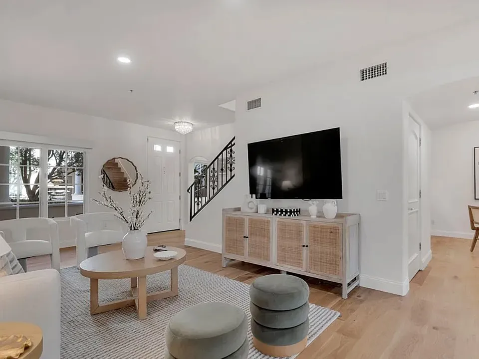 851 N San Vicente Blvd #128