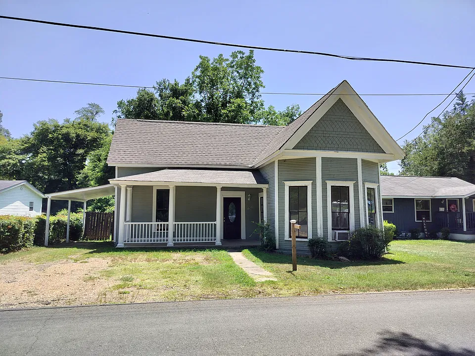 1521 Logan St