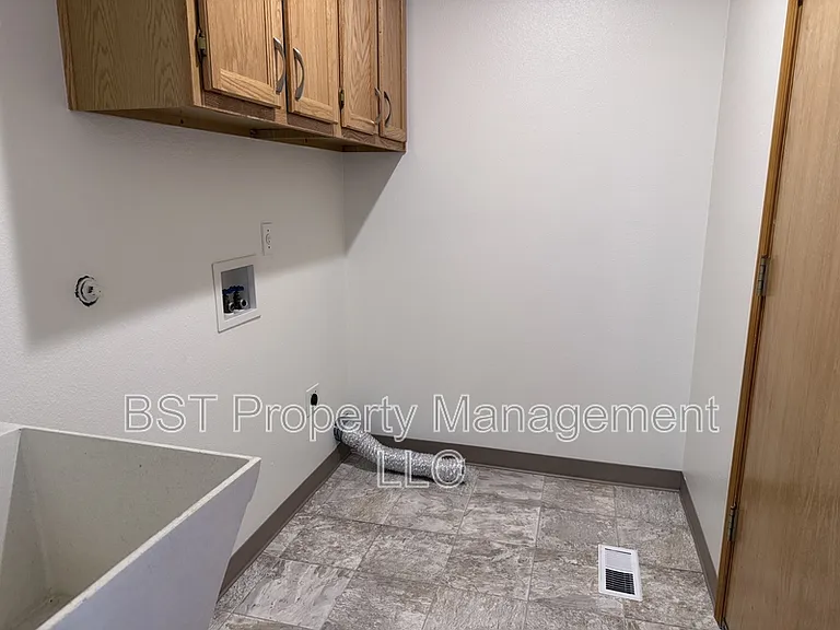 991 Mill St — Photo 11