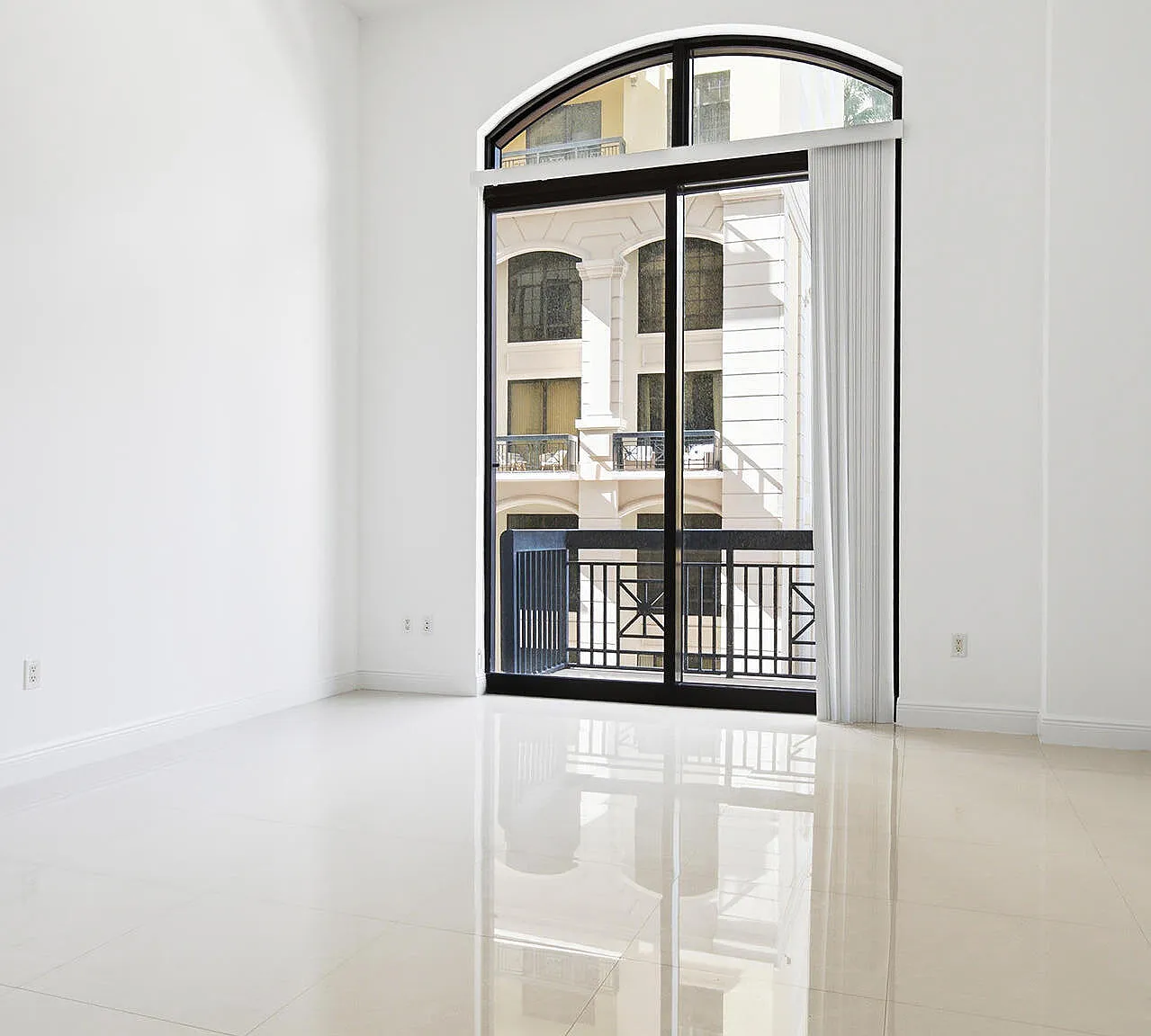 1 bed, 1.5 bath, 895 sqft, $4,000 — Photo 3