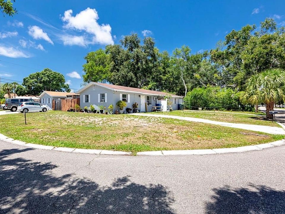 Corner lot duplex in center of Largo