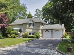 9 Meeks Ln, Islip, NY 11751