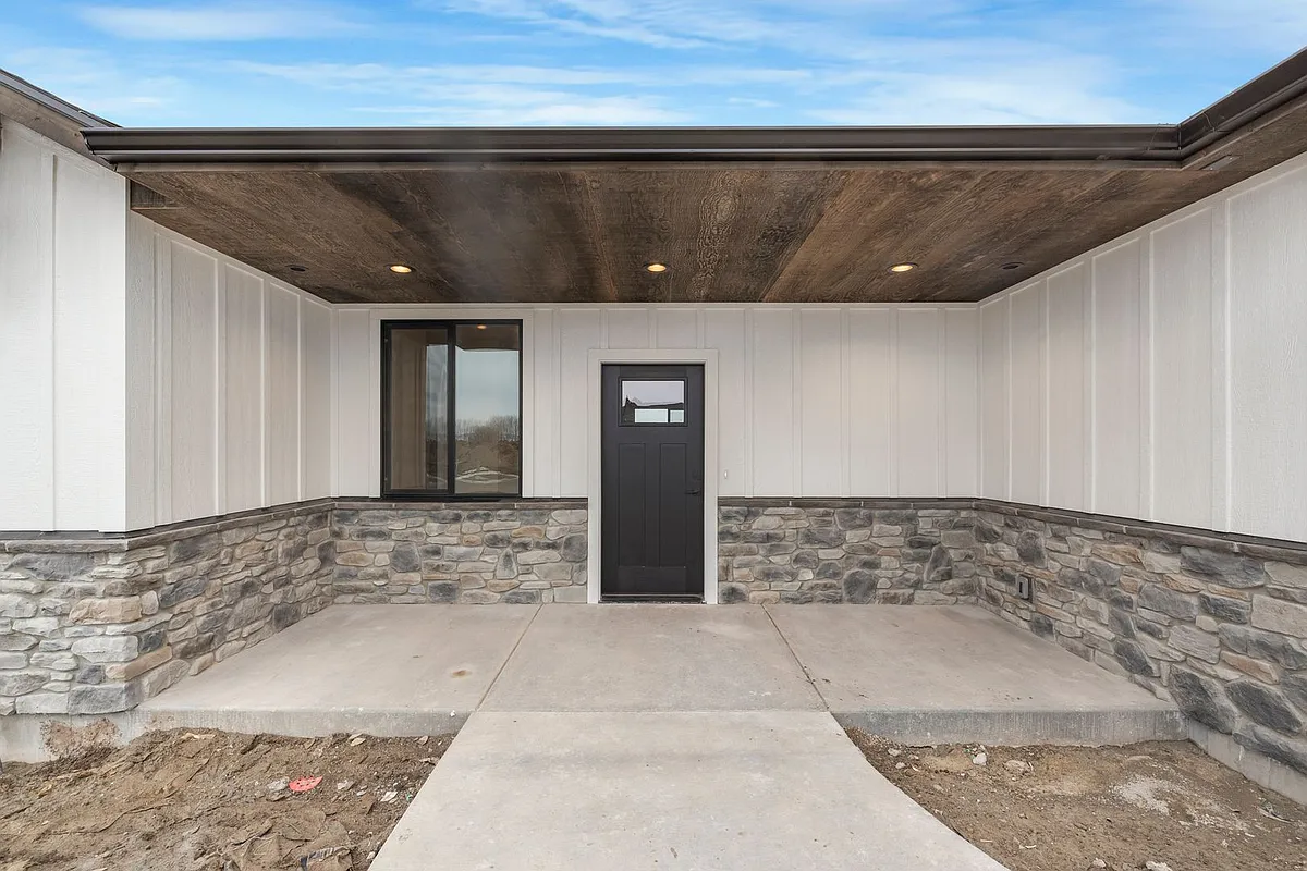 Building Photo - P564AT