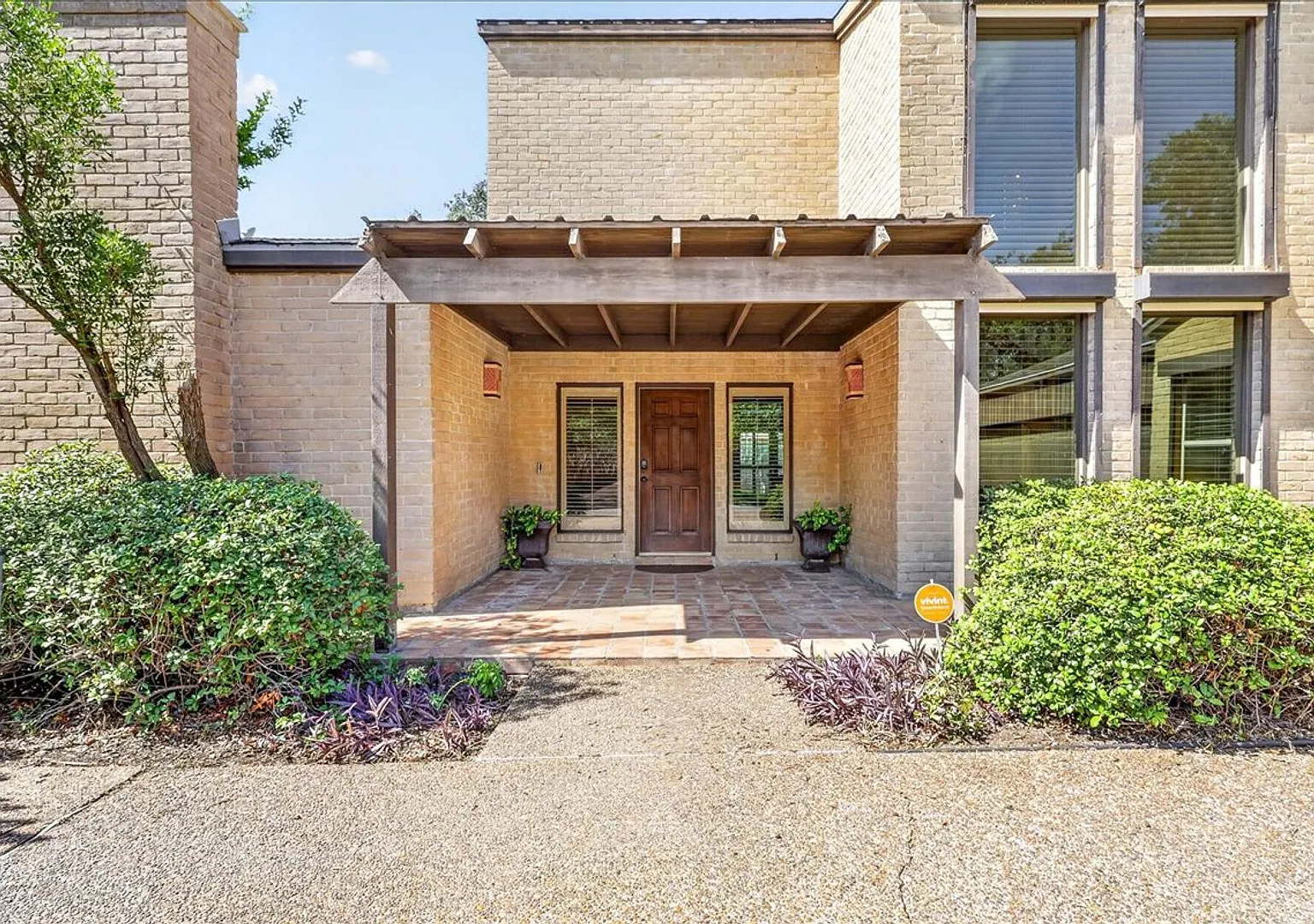 5305 Greenbriar Dr - 5/Bed 4/Bath - $3,750/Month — Photo 3