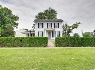 237 E Washington St, Mendon, IL 62351