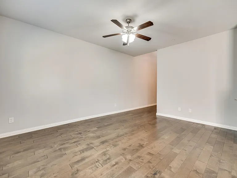916 Brookville Ct — Photo 5
