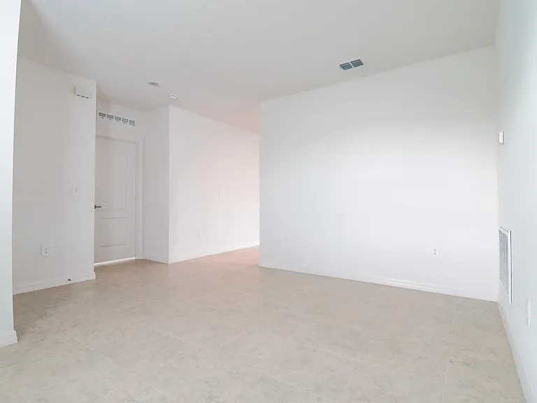2061 SE Mantua St — Photo 8
