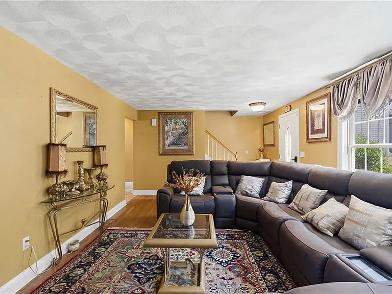 90 Rowley St — Photo 11