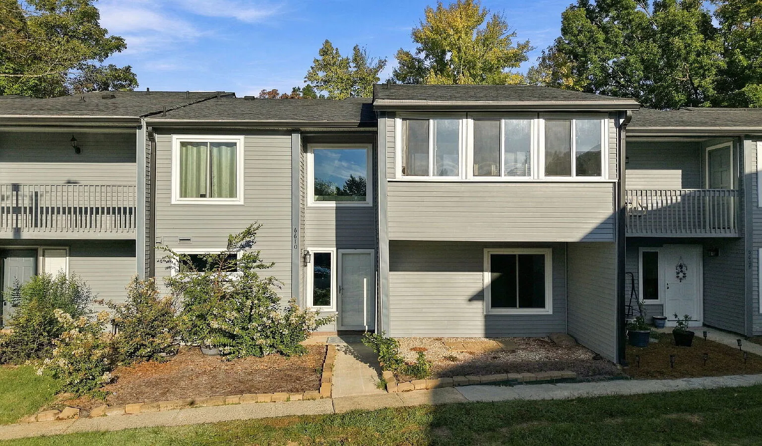 4 bed, 2.5 bath, 1900 sqft, $2,500 — Photo 2