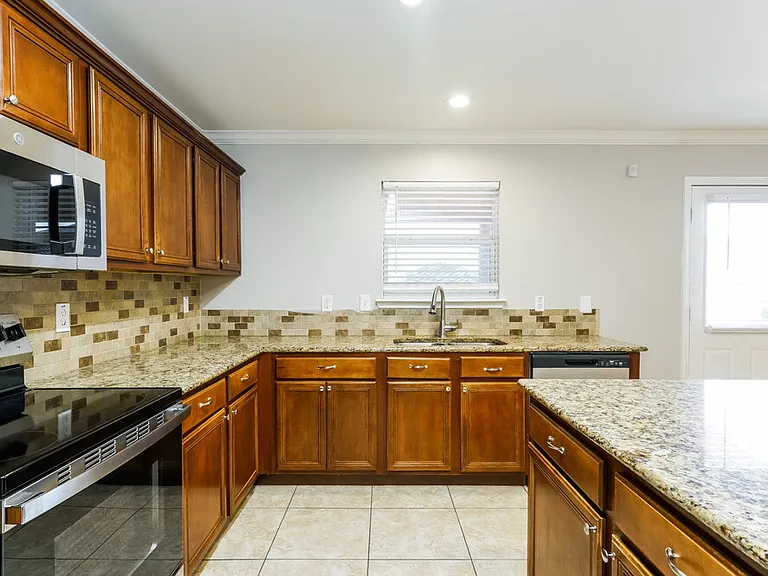 1326 Burleson St — Photo 9