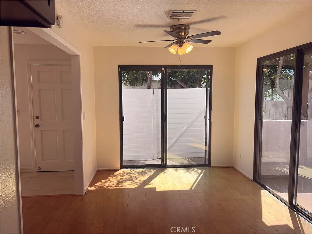 2 bed, 2.5 bath, 1383 sqft, $4,400 — Photo 2