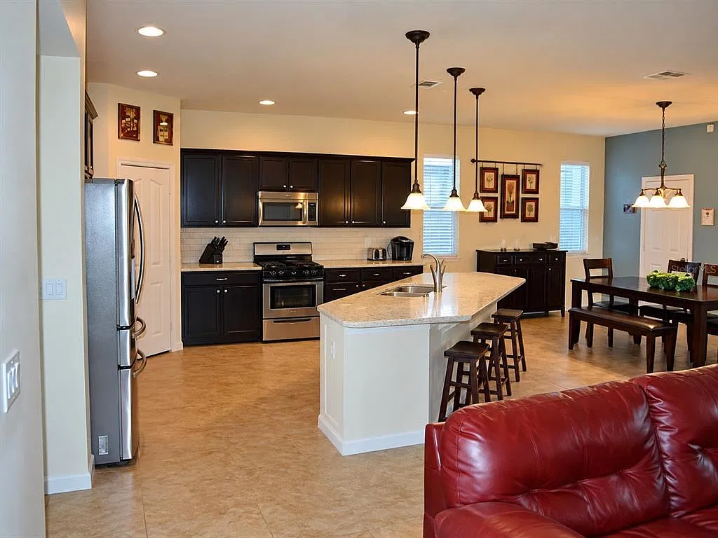 4 bed, 2.5 bath, 2838 sqft, $3,200 — Photo 4