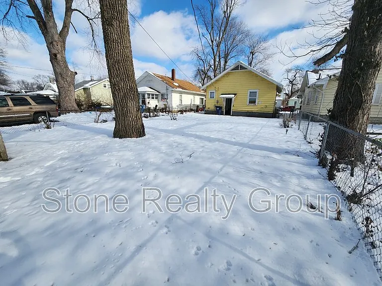 1419 S 11th 1/2 St — Photo 7