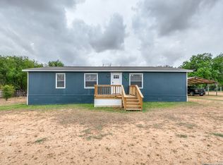 905 County Road 6753, Devine, TX 78016