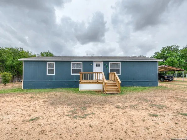 905 County Road 6753, Devine, TX 78016