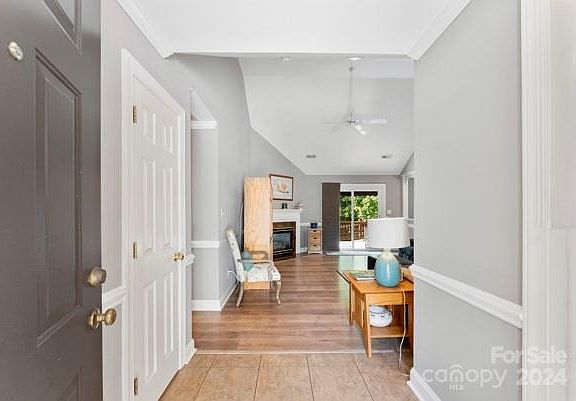 5th image of 526 Cameron Pointe Ln