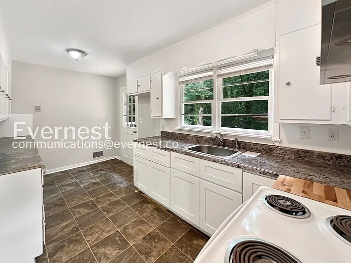 3 bed, 1.0 bath, 1192 sqft, $1,145 — Photo 4