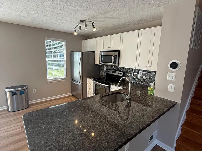 805 London Ct — Photo 13