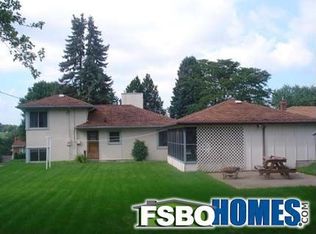2086 Sunnyview Dr, Dubuque, IA 52001
