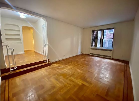 4th image of 729 W 186th St #5D