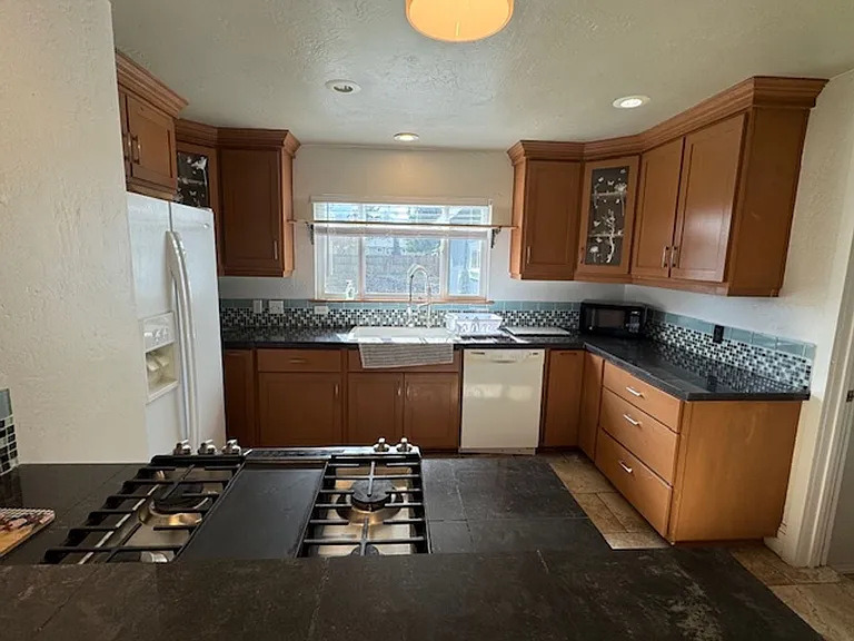685 Beall Ln — Photo 3