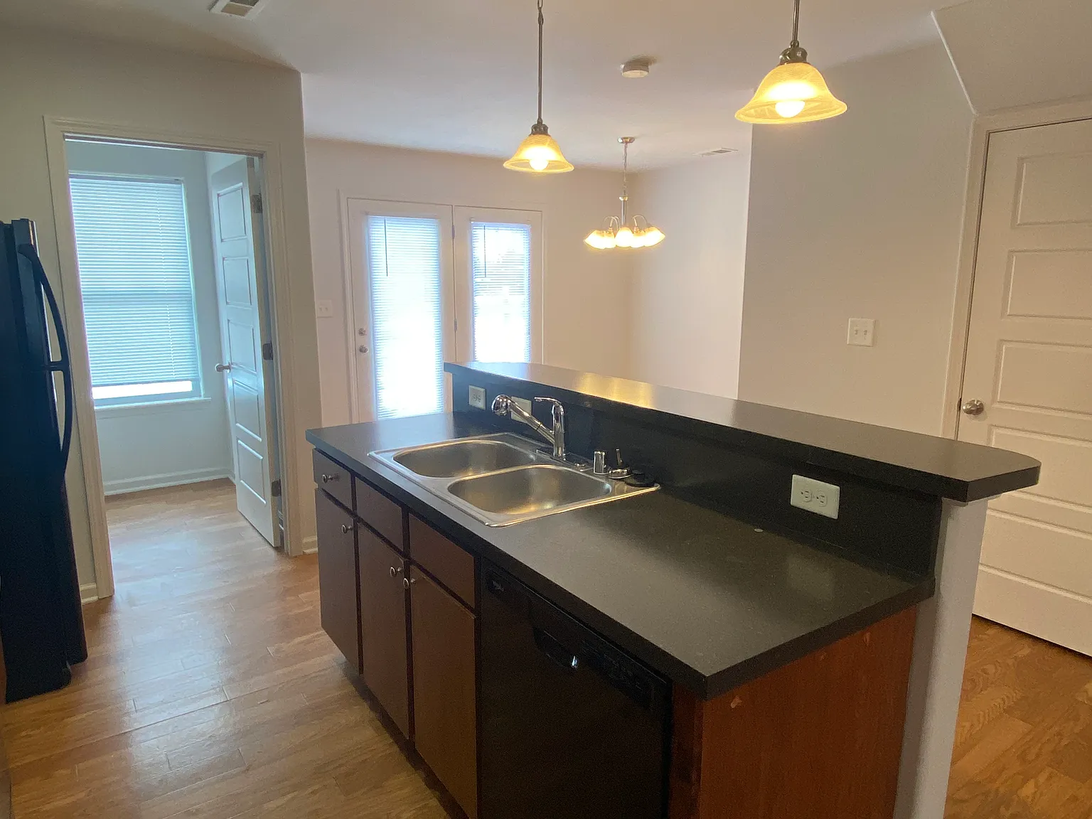 3 bed, 2.5 bath, 1280 sqft, $1,845 — Photo 2