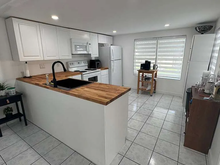 219 W Lake Dr — Photo 2