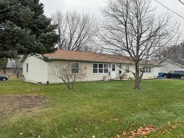 303 W Pieronnet St #305, Amboy, IL 61310