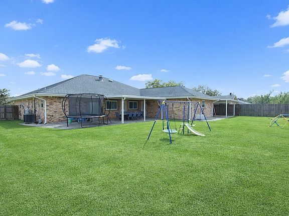 3rd image of 115 Piping Rock Dr