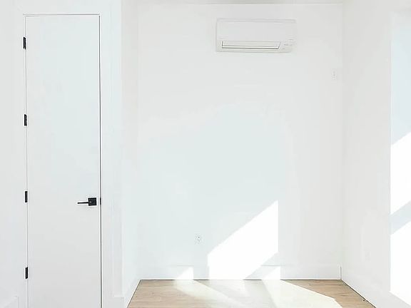 4th image of 1540 Putnam Ave #1D