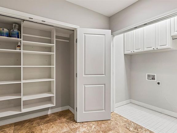 5th image of 500 Throckmorton St APT 2510