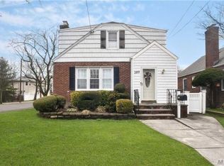 389 Saville Rd, Mineola, NY 11501