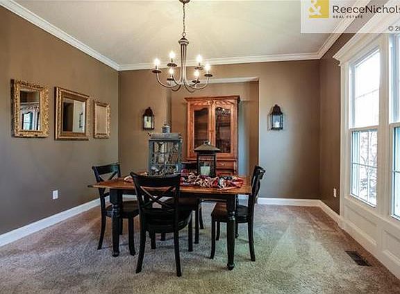 Chic Dining Room w/New Carpet!