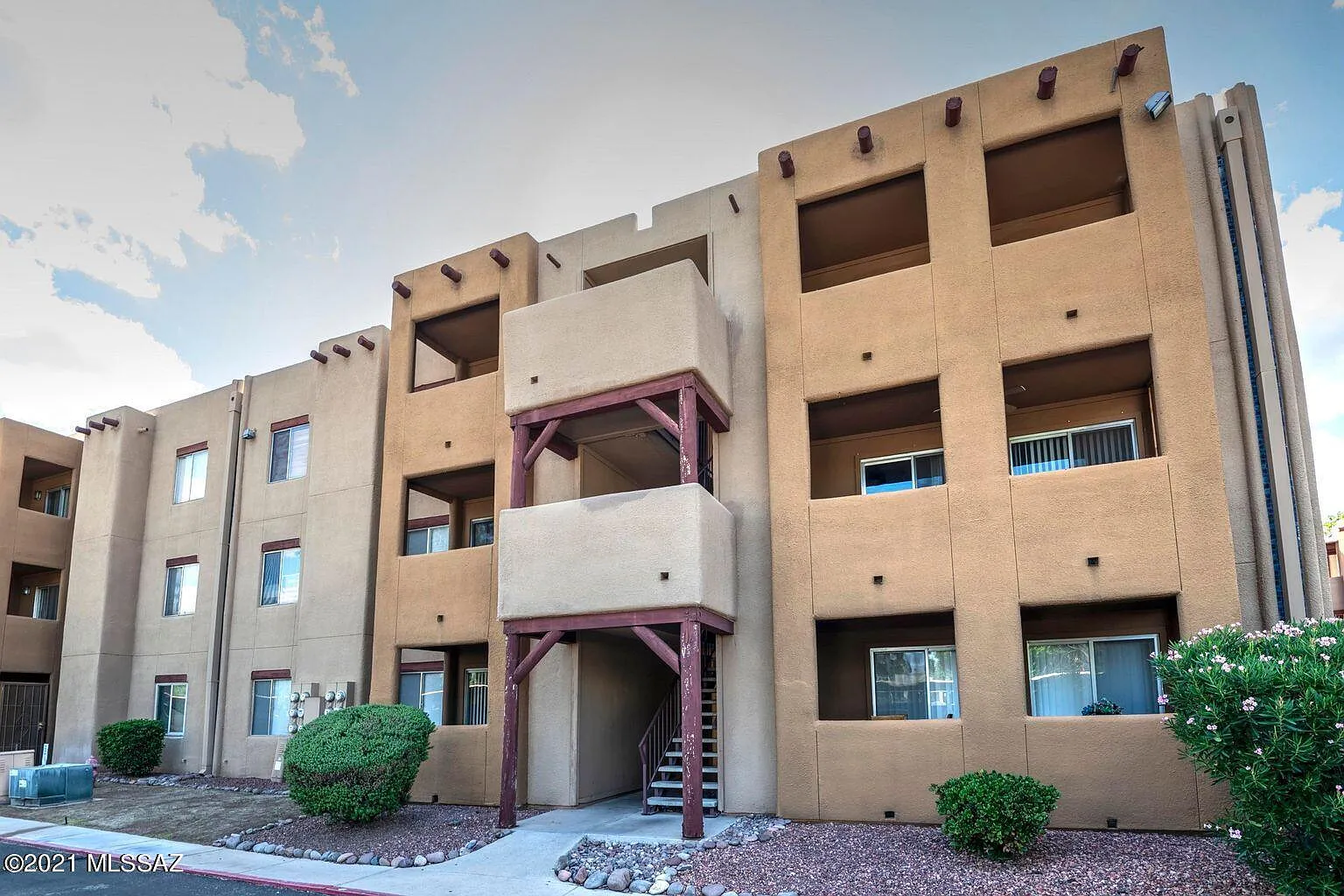 2 bed, 2.0 bath, 699 sqft, $1,200 — Photo 2