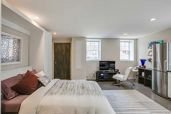 Sold by Daniel Gale Sotheby's International Realty | media 48