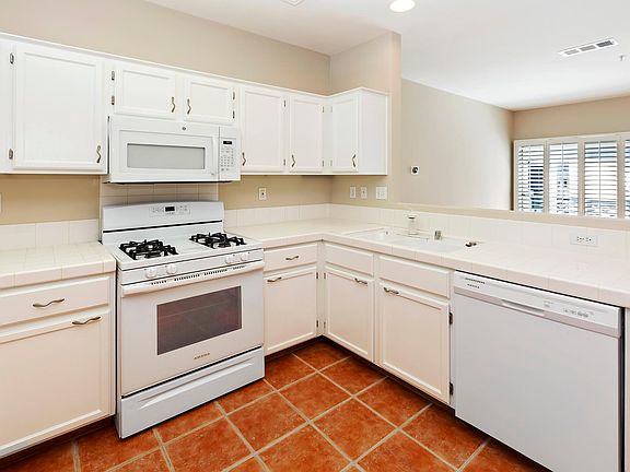 3rd image of 28 Breakers Ln