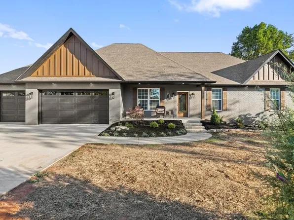 411 Peterson Ln, Maryville, TN 37803