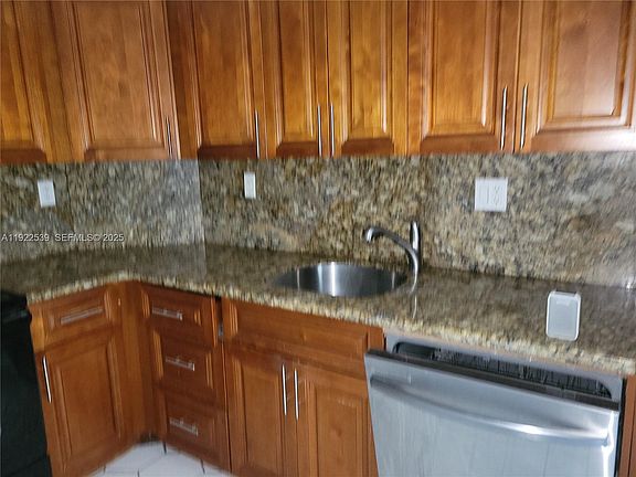 5th image of 300 Bayview Dr APT 201