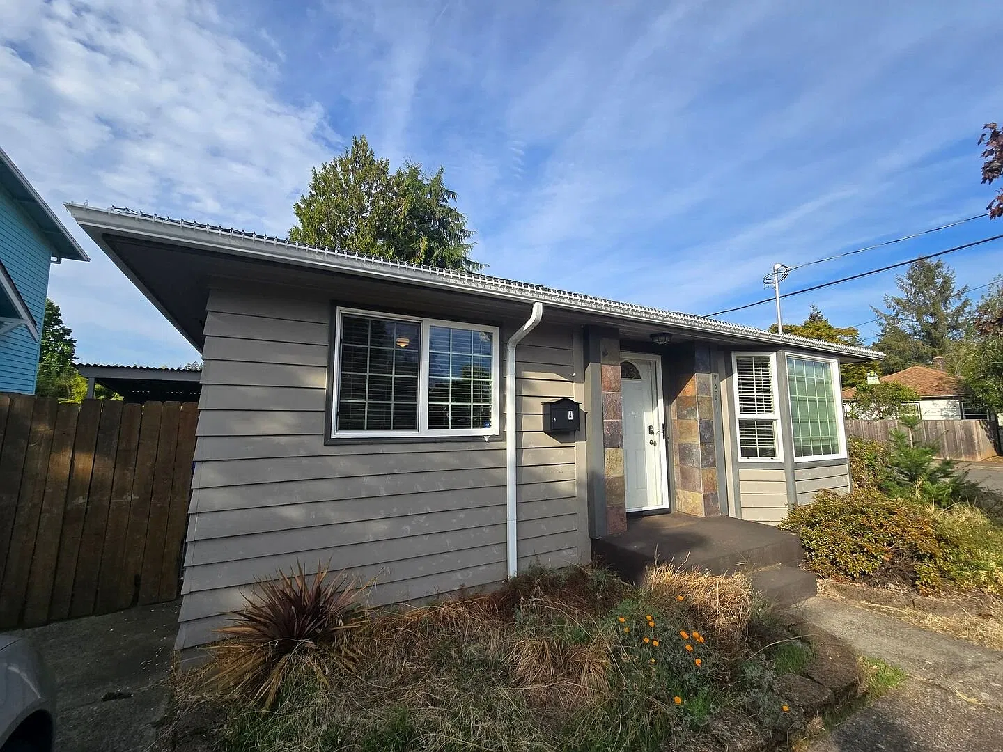 Charming 2-Bedroom SE Portland Duplex Living — Photo 1