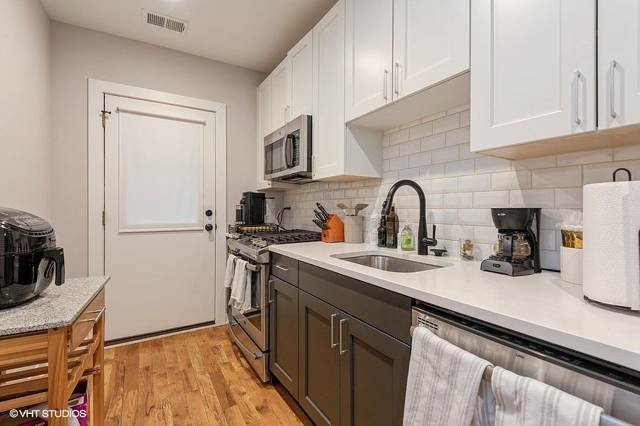 1st image of 924 W Oakdale Ave APT 3W