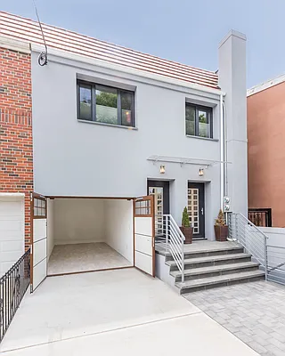 Sold by Modern Spaces | media 5