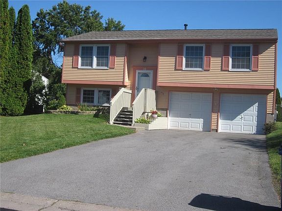 2nd image of 10 Greenridge Cres