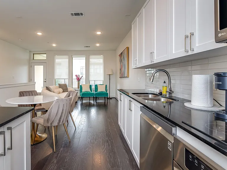 4819 Caroline St #308 — Photo 23