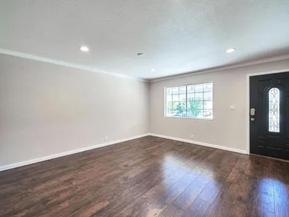 4th image of 286 Markham Ave