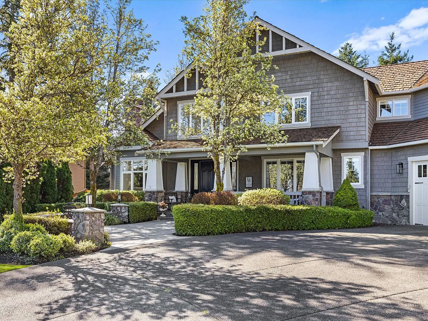 Spacious 5-Bed 4.5 Bath Home with Two Primary Suites on a Quiet Cul-de-Sac in Sammamish — Photo 3