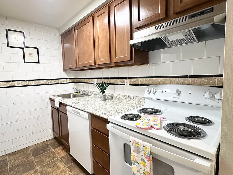 1 BR - Kitchen